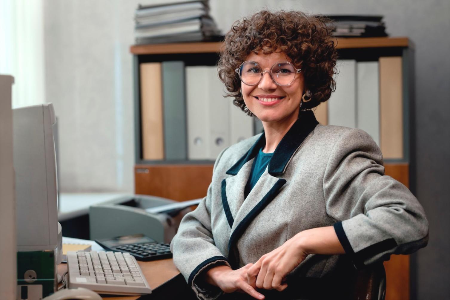 Profesioniști analizând rapoarte financiare